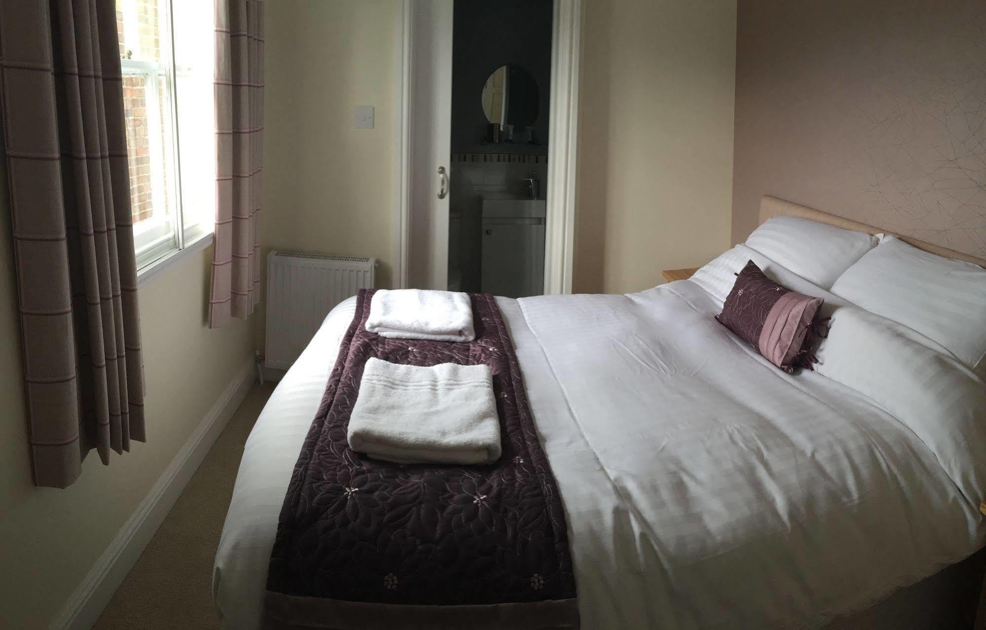 Отель The White Swan Escrick Экстерьер фото